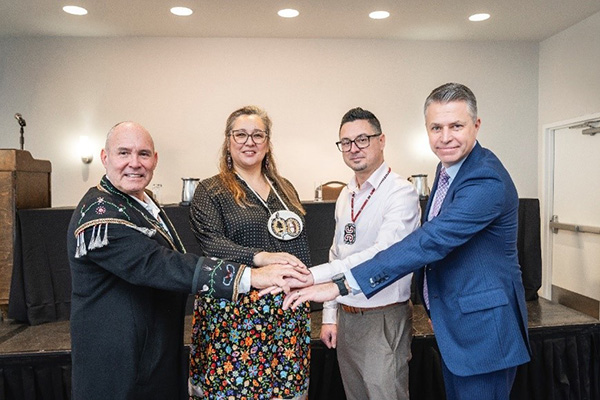 De gauche à droite : Pierre Picard, grand chef de la Nation wendat, Mandy Gull-Masty, dans son ancien rôle de grande cheffe d’Eeyou Istchee, Fred Vicaire, président-directeur général de la Mi’gmawei Mawiomi Business Corporation et James Wolfe, vice-président, Asset Management.