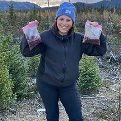 Terri Lucas, infirmière éducatrice en diabète, zone Labrador-Grenfell, cueille des baies.